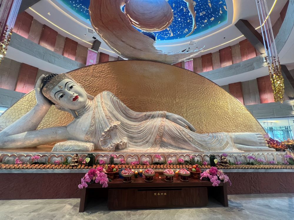 東北角心靈旅遊新亮點 靈鷲山福城玉佛開光 3 《圖說》福城兩尊世界級玉佛,將於22日開城。〈民政局提供〉