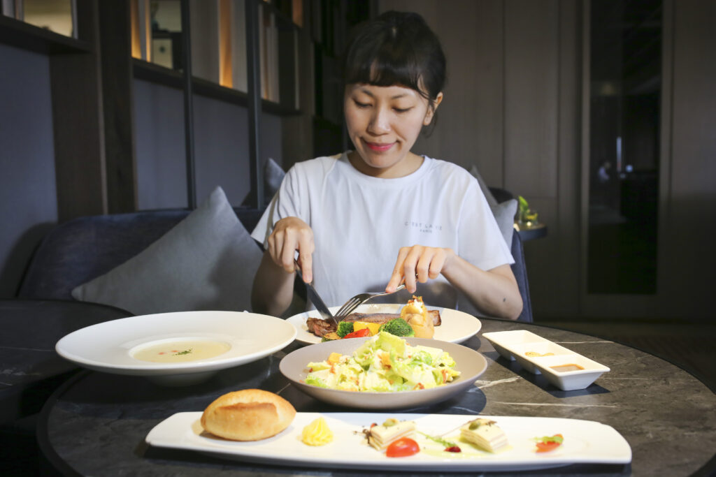 飯店美食迎戰618，精選主菜「嫩煎美國精選紐約客牛排佐紅酒醬汁」買一送一優惠原價每