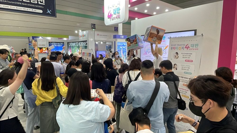 前進首爾旅展推觀光 新北〈 黑白大廚〉秀天燈鳳梨酥 4 《圖說》新北市觀旅局長楊宗珉(右二)攜手台灣三市觀光首長於首爾旅展期間,齊聚首爾市中心乙支路入口捷運站的4市旅遊形象廣告前合影。〈觀旅局提供〉