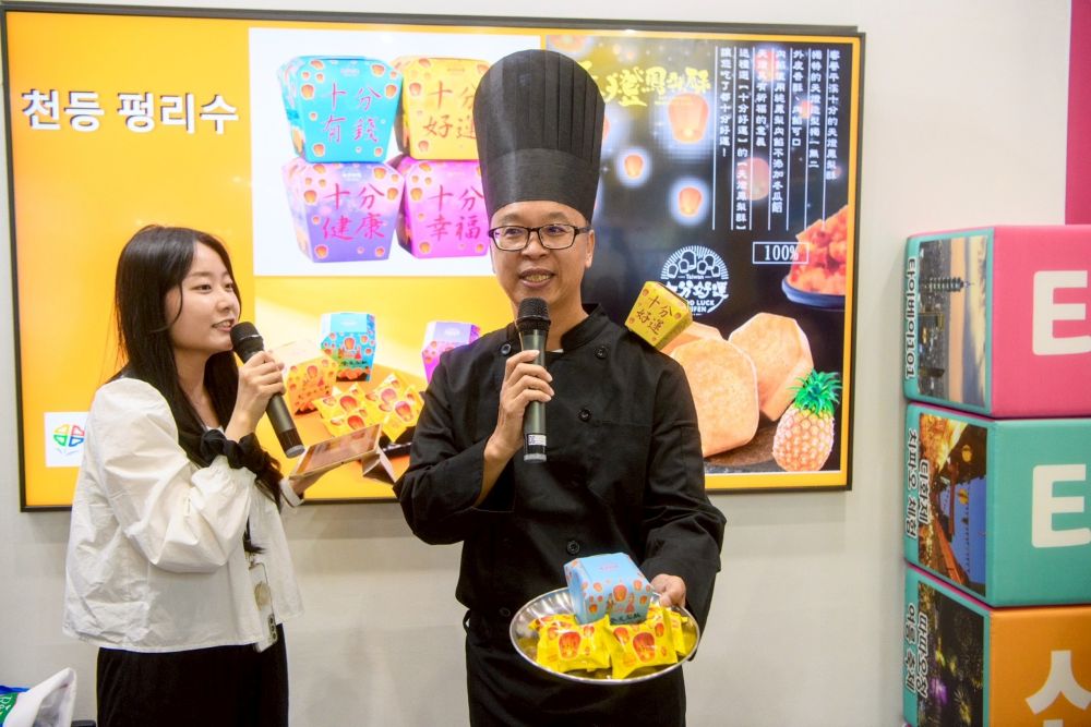 前進首爾旅展推觀光 新北〈 黑白大廚〉秀天燈鳳梨酥 3 《圖說》新北市觀旅局長楊宗珉於首爾旅展期間,在會場介紹新北市觀光美食與景點,擄獲眾多韓國遊客的高度興趣。〈觀旅局提供〉