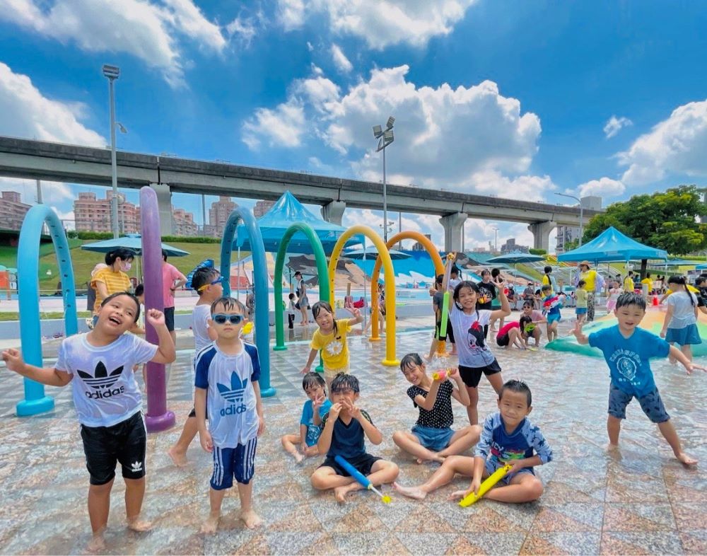 隨便都好玩夯爆全台 新北大都會公園全齡共融好去處 2 《圖說》大小朋友最喜歡到海世界水樂園清涼一「夏」。〈高灘處提供〉