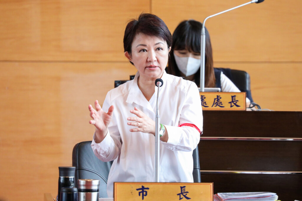 台中第一季行人交通事故死亡數全國第一 議員批改善道安不力 2 鼓勵高齡長者外出配戴發光臂帶 盧市長 守護長輩夜間安全