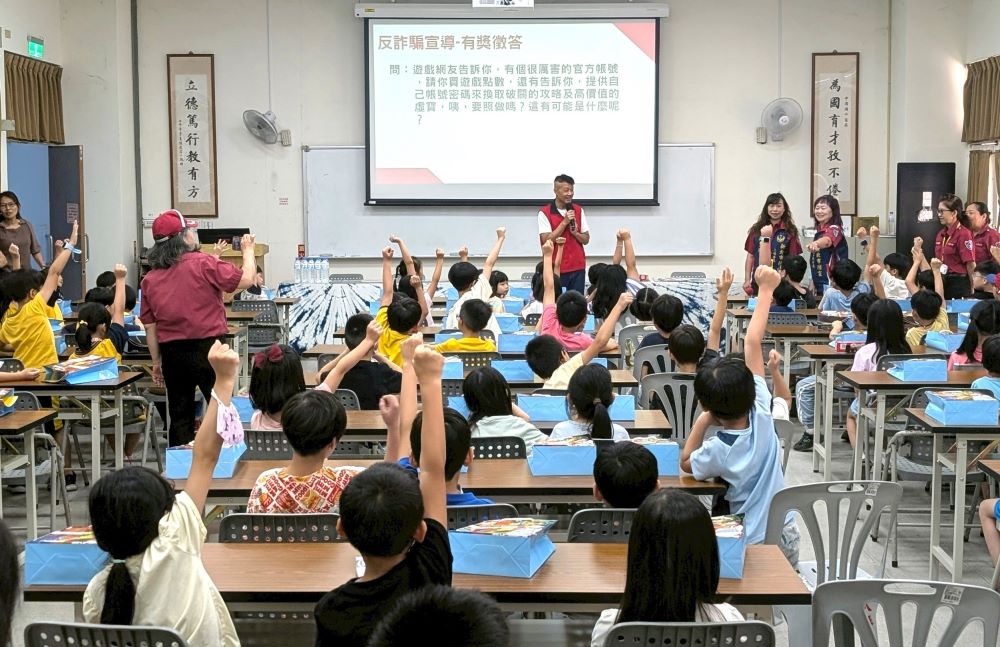 防災繪品德識詐騙 新北消防宣姐姐前進校園 2 《圖說》林三龍反詐騙宣導有獎徵答學童踴躍搶答。〈新北消政風室提供〉
