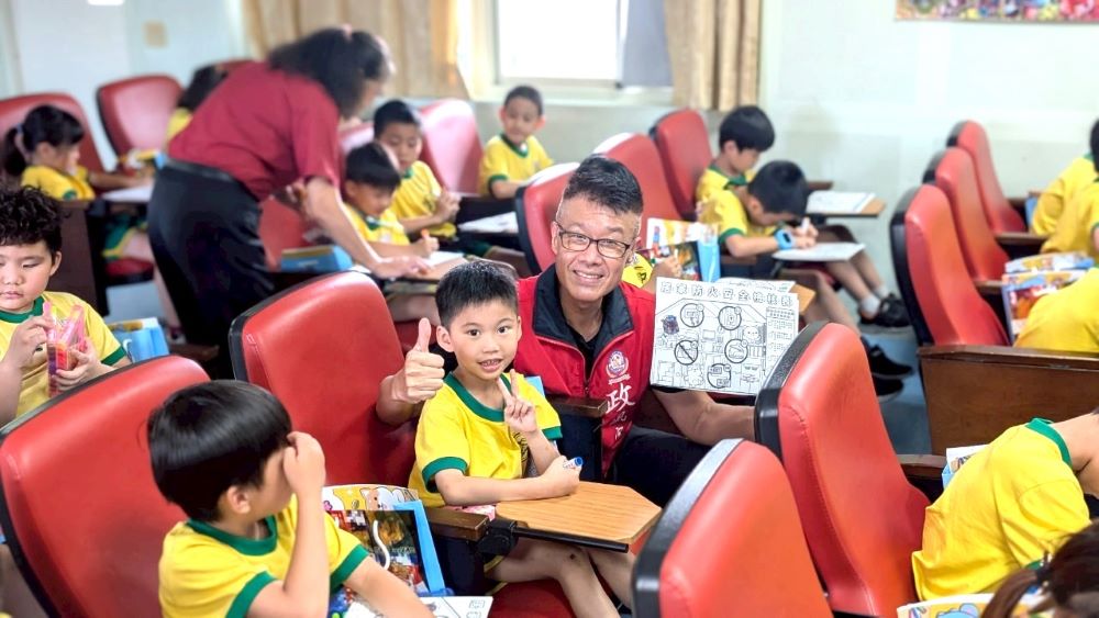 防災繪品德識詐騙 新北消防宣姐姐前進校園 1 《圖說》政風室主任林三龍透過「新北防災暨兒童品德」繪本,將防災知識、品德誠信與預防詐騙等觀念,潛移默化地植入孩子們的心中。〈新北消政風室提供〉