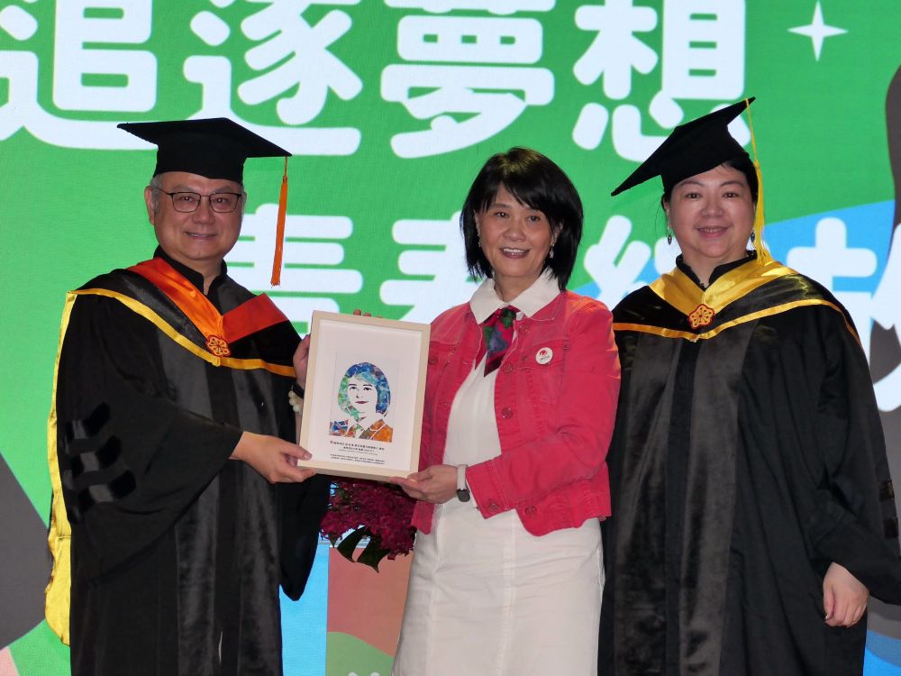 龍華科大畢典溫馨登場 葛自祥勉多做事即是累積實力機會 1 《圖說》趨勢科技執行長陳怡樺致詞勉學子擁抱自由意識,善用AI發揮所學,左為龍華科大校長葛自祥。〈龍華科大提供〉