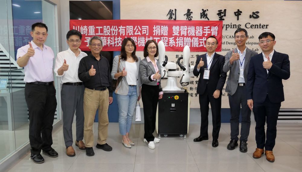 龍華科大獲贈機械手臂 強化智慧製造學用合一 1 《圖說》龍華科大獲日商川崎重工捐贈機械手臂設備乙部,為教學與研發注入嶄新動能。〈龍華科大提供〉