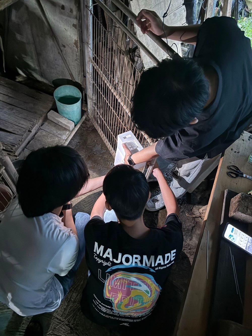 改變流浪犬貓生態 龍華科大GaiaBit毛焦點科技行動實踐 3 《圖說》團隊進行遠端認養設備的現場安裝工作。〈龍華科大提供〉