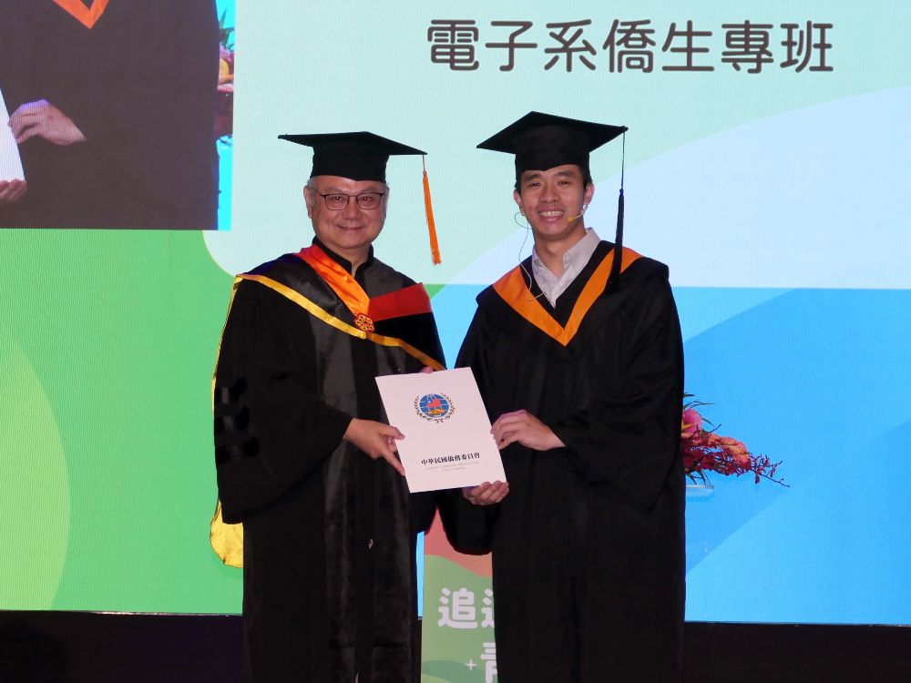 龍華科大畢典溫馨登場 葛自祥勉多做事即是累積實力機會 3 《圖說》葛自祥校長頒發獲得僑委會委員長獎的僑生。〈龍華科大提供〉