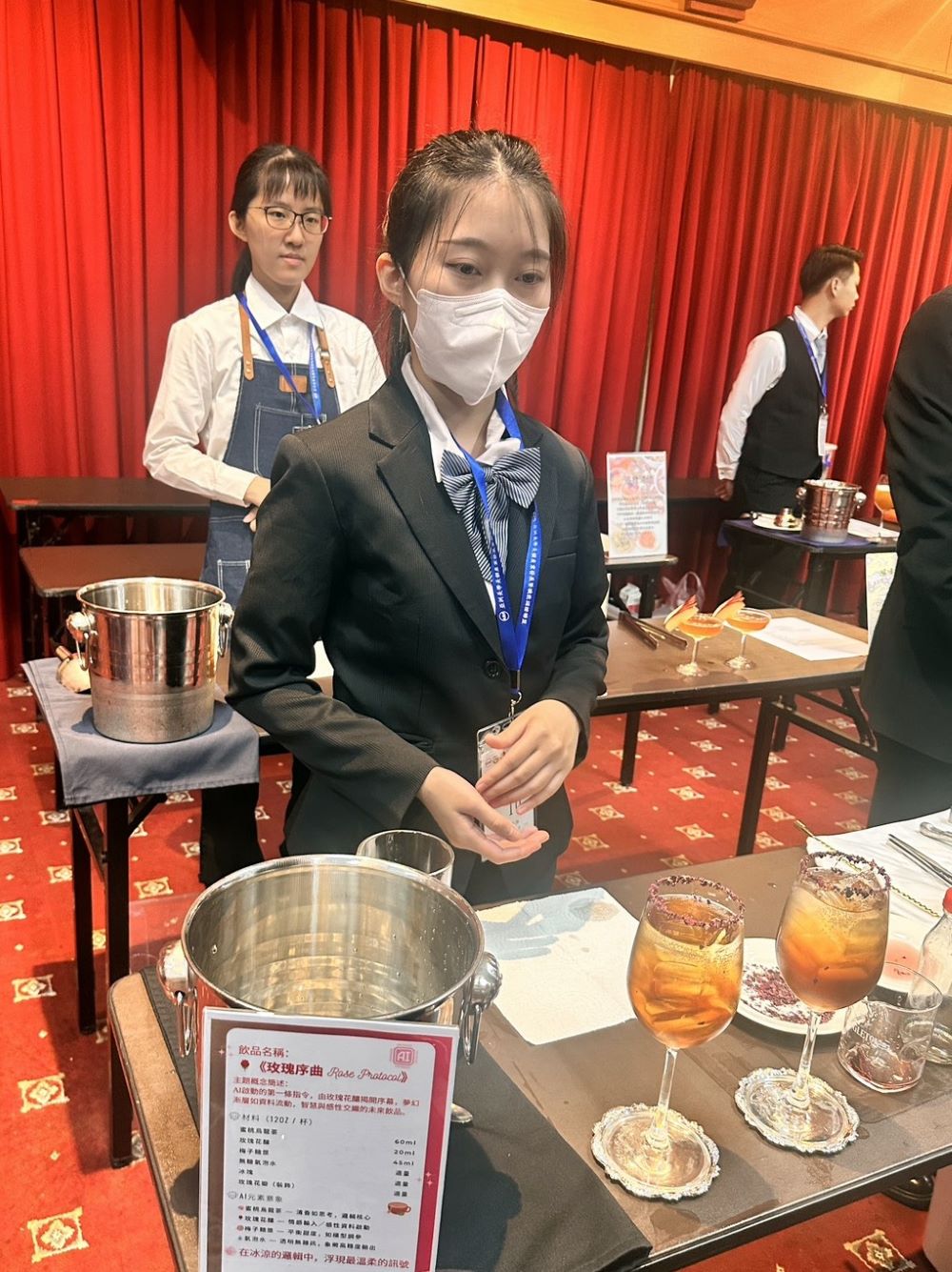 擁抱2金15銀18銅 龍華科大觀休系ABF大放異彩 3 《圖說》林于湘以作品「玫瑰序曲」在「調茶師潮飲組」奪金,作為給自己的最佳畢業賀禮。〈龍華科大提供〉