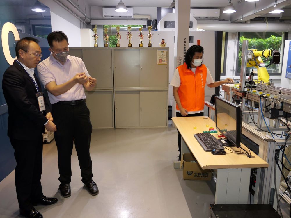 龍華科大獲贈機械手臂 強化智慧製造學用合一 4 《圖說》川崎重工台北分公司加藤裕紀總經理,參觀龍華科大智慧製造實驗室。〈龍華科大提供〉