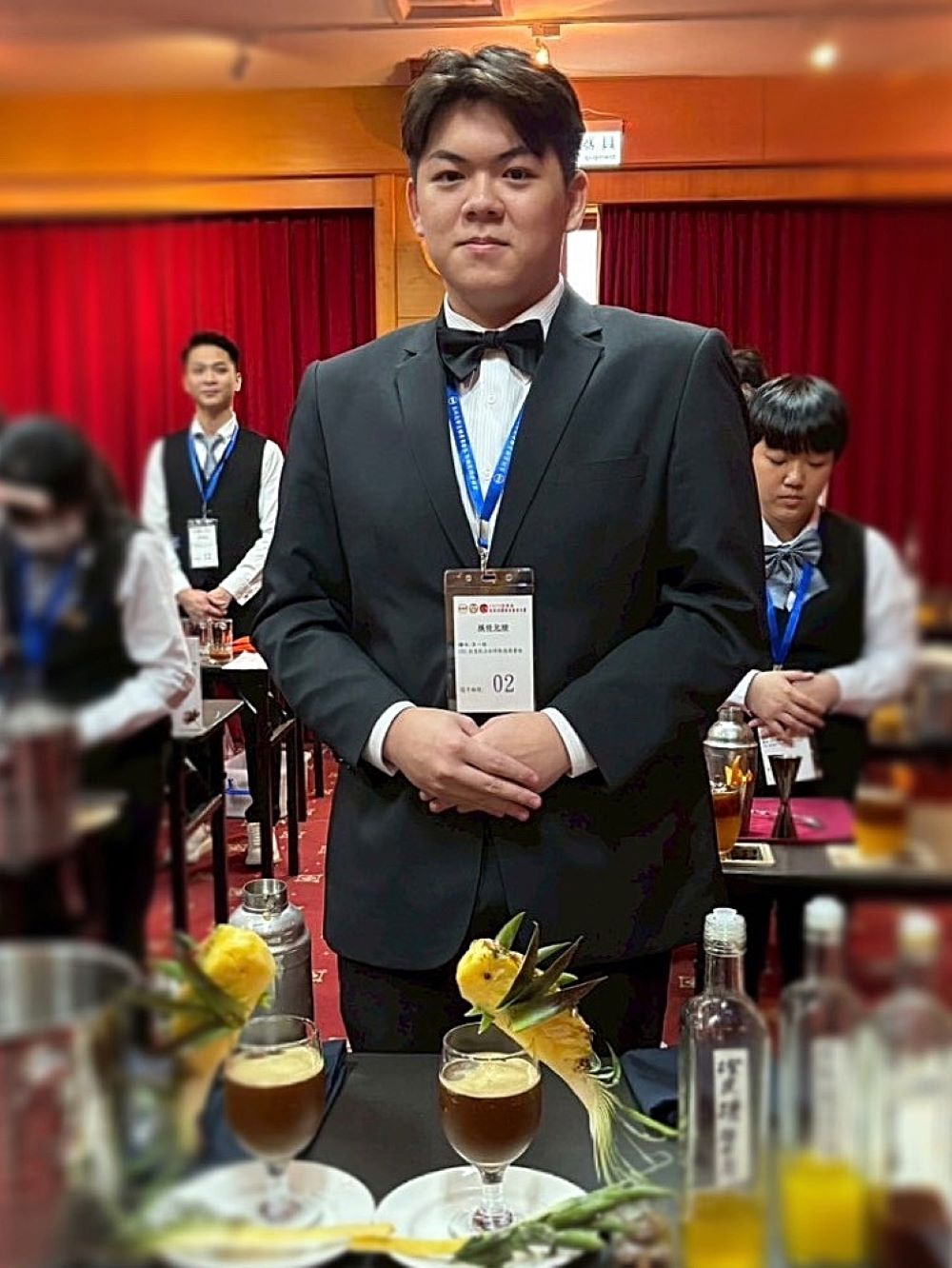 擁抱2金15銀18銅 龍華科大觀休系ABF大放異彩 4 《圖說》觀休系簡嘉德以鳳梨為題發揮創意,「鳳凰來儀」獲「創意飲品咖啡動態組」銀牌。〈龍華科大提供〉