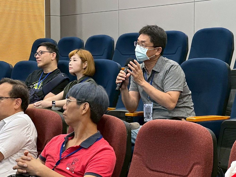 見學團助師長瞭解物聯網產業 龍華科大攜手產官學推動 7 《圖說》產業新手村見學團師長詢問關於實習與升學各項細節。〈龍華科大提供〉