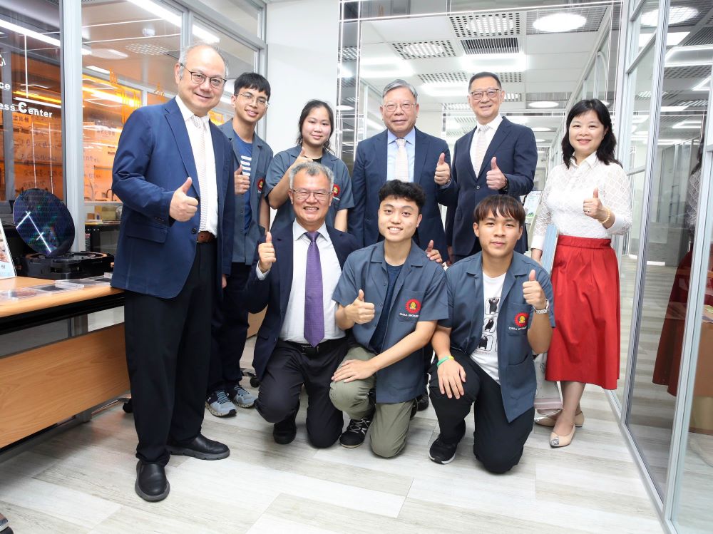 共同培育高端技術人才 全球PCB龍頭臻鼎捐贈龍華科大壹仟萬元 5 《圖說》臻鼎科技集團高管與泰國實習學子合影。〈龍華科大提供〉