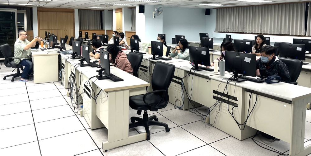 加開AI高CP值課程 新北勞工大學即起報名 6 《圖說》電腦提升職場競爭力的首選。〈勞工局提供〉