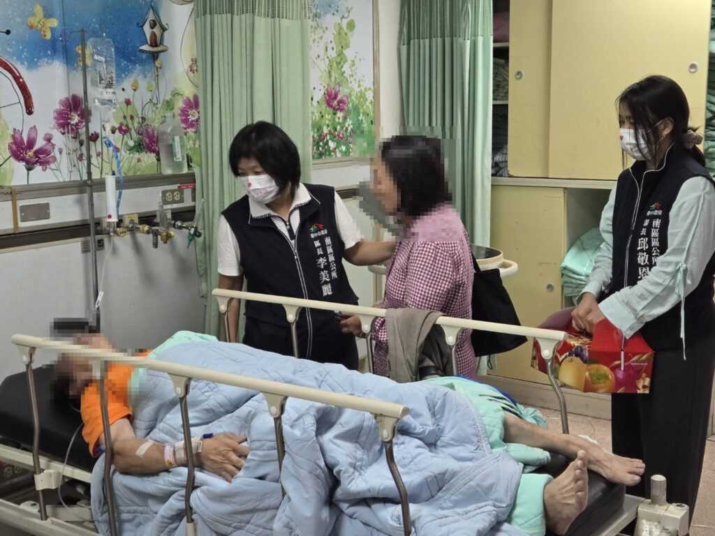 中市強降雨導致車輛撞浮起人孔蓋意外 南區區長慰問傷者並積極應變 1 南區區長李美麗前往醫院探視傷者