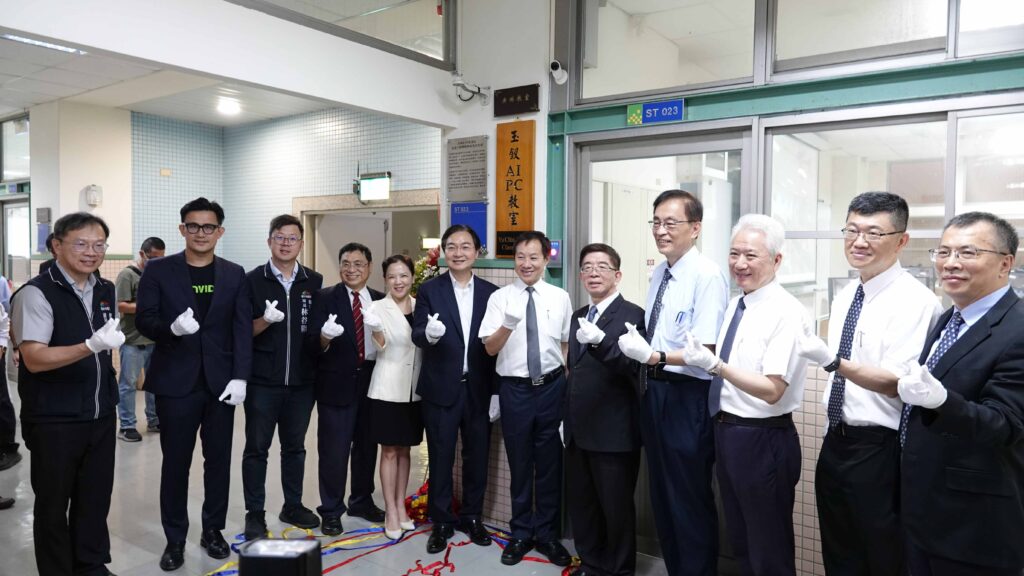 攜手輝達華碩掀AI教育革命 東海大學啟用全台首座AI PC教室 3 圖說二,旅美校友賴正秋女士繼去年捐贈AI NB教室後,今年再度慷慨捐贈75組頂尖AI PC,紀