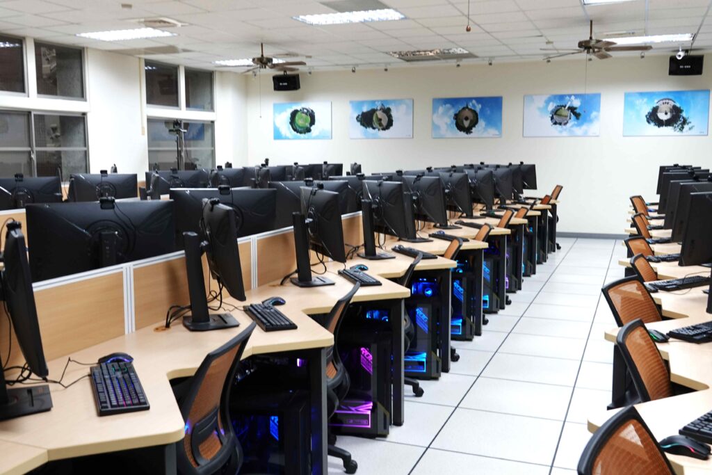 攜手輝達華碩掀AI教育革命 東海大學啟用全台首座AI PC教室 4 圖說五,全新「玉釵AI PC教室」,導入AI加速卡技術,突破硬體限制,讓學生直接進行大型