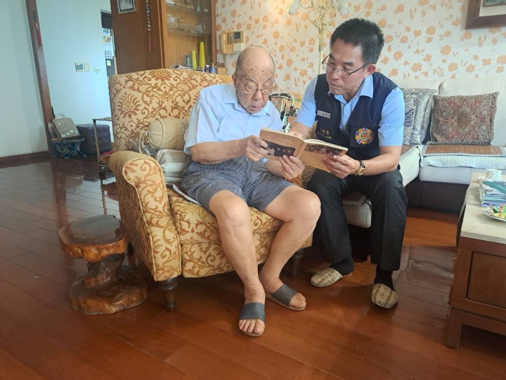 落實關懷照顧 黃信仁親訪士林區榮民眷長輩 2 《圖說》陳伯伯喜愛閱讀與散步,是榮服處長期關懷的較需照顧服務對象,黃信仁處長說明臺北榮總「就醫綠色通道」醫療政策,協助善用醫療資源、提升健康照護品質。〈臺北市榮服處提供〉