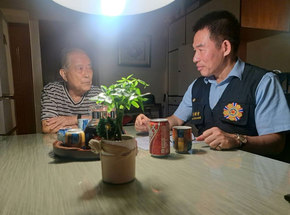 落實關懷照顧 黃信仁親訪士林區榮民眷長輩 3 《圖說》榮服處去年將榮民陳伯伯納入較需照顧服務對象,持續提供關懷與協助。〈臺北市榮服處提供〉