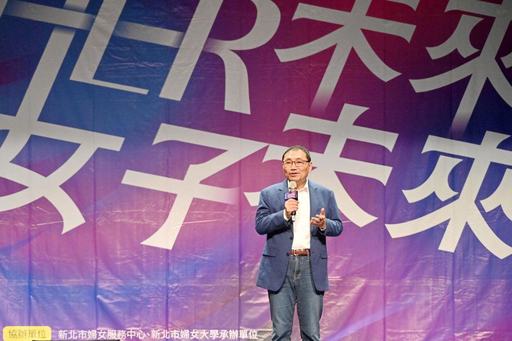 撐起一片天 新北婦女大學成果展詮釋自信成長 7 《圖說》新北市長侯友宜出席婦女大學成果展給予學員們鼓勵及肯定,他表示,婦女大學是一所「沒有畢業」的大學,學員們得以循環學習、持續成長,讓身心都健康。〈社會局提供〉