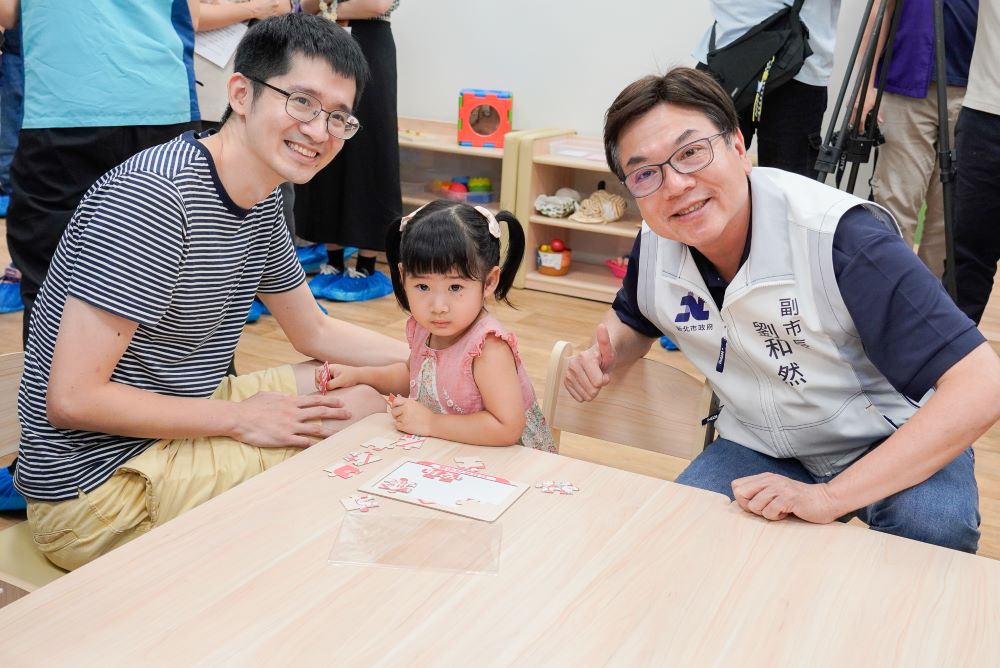 《圖說》劉和然在第127家中和安邦公托啟用上與年輕父親和小朋友親切互動。〈社會局提供〉