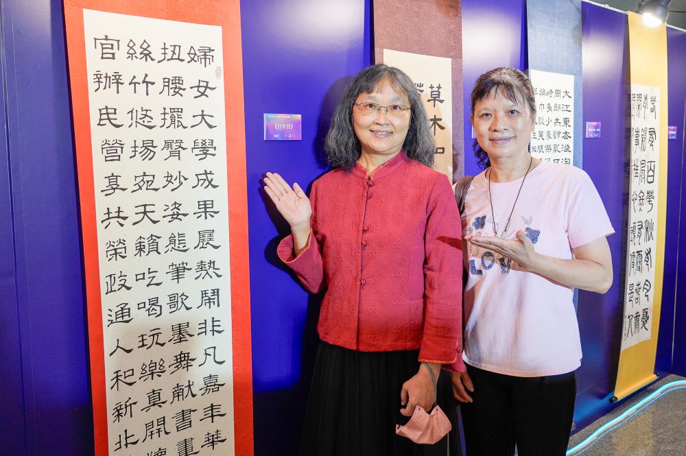 撐起一片天 新北婦女大學成果展詮釋自信成長 10 《圖說》婦女大學學員蕭美君(左)為今年成果展親自創作了一幅詩作,特別與老師(右)合影留念。〈社會局提供〉