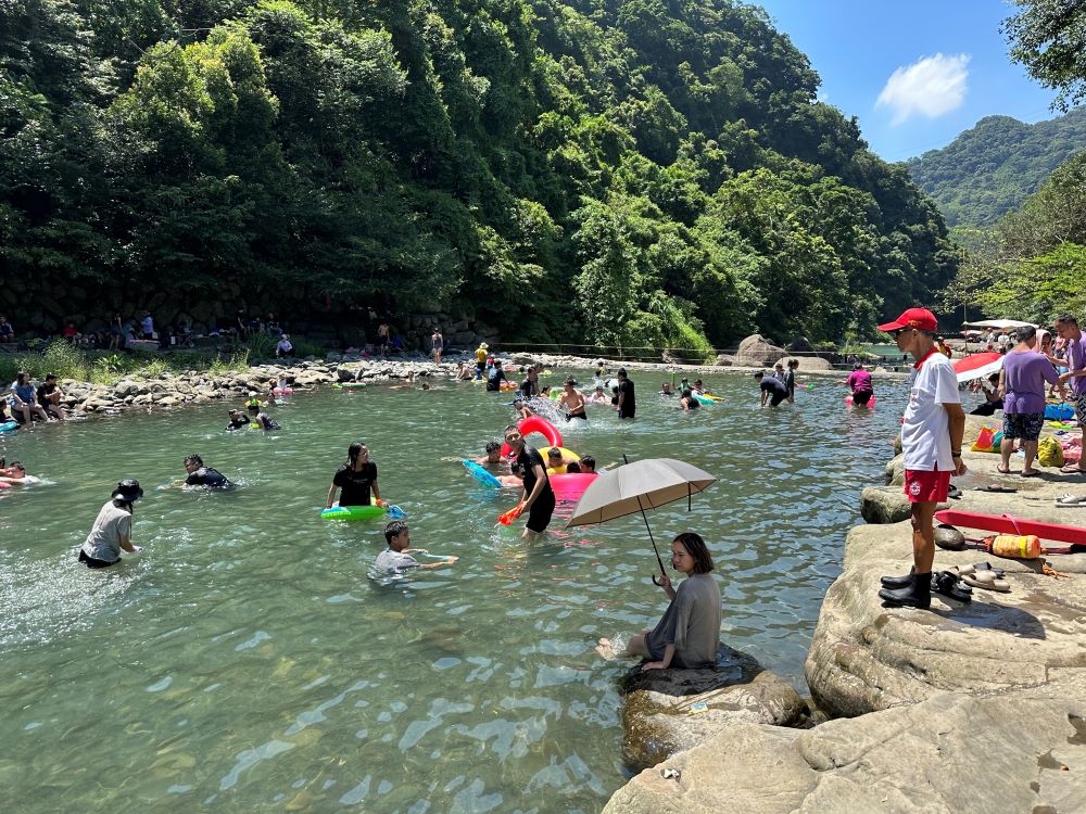 夏日戲水慎選場所 安全水域玩不「溺」 3 《圖說》大豹溪戲水景點 現場有合格救生員駐守。〈觀旅局提供〉
