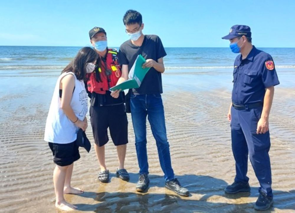 夏日戲水慎選場所 安全水域玩不「溺」 1 《圖說》新北市水域安全巡查小組定期實施巡查。〈觀旅局提供〉