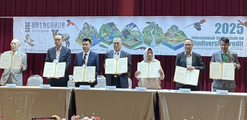 2025國際生物信用研討會溪頭登場 臺灣引領亞洲自然金融合作 1 ▲臺大實驗林處長蔡明哲博士(居中)號召亞洲頂尖大學代表合作備忘錄簽署,左到右:日本東京大學、韓國首爾國立大學、越南越南國家林業大學、國立臺灣大學、印尼加查馬達大學、菲律賓大學洛斯巴尼奧斯分校、泰國農業大學。(圖/泉崴公司提供)