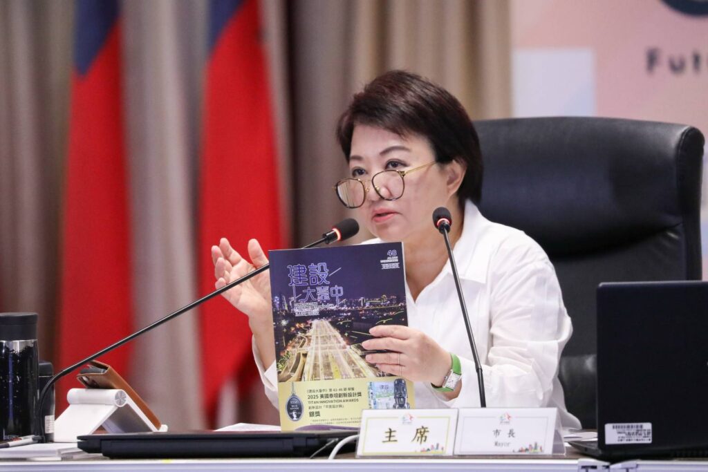 《建設大台中》勇奪泰坦創新設計獎 盧秀燕推薦:一起閱讀城市的故事 1 02 盧秀燕市長在市政會議為市民推薦 建設大台中 刊物 0