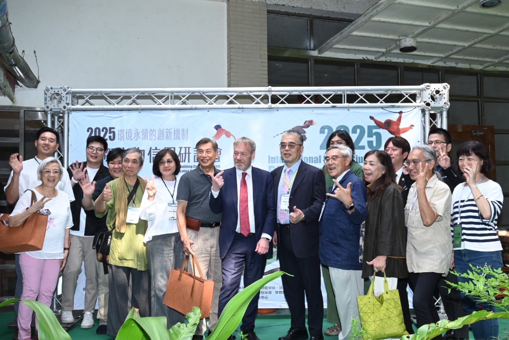 2025國際生物信用研討會溪頭登場 臺灣引領亞洲自然金融合作 2 ▲臺大實驗林處長蔡明哲(前排右5)、國際策略夥伴WCF主席Jens Nielsen(前排右6)、宮保第永續中心召集人林俊明 (前排右4)及與會人員於研討會合影。(圖/泉崴公司提供)