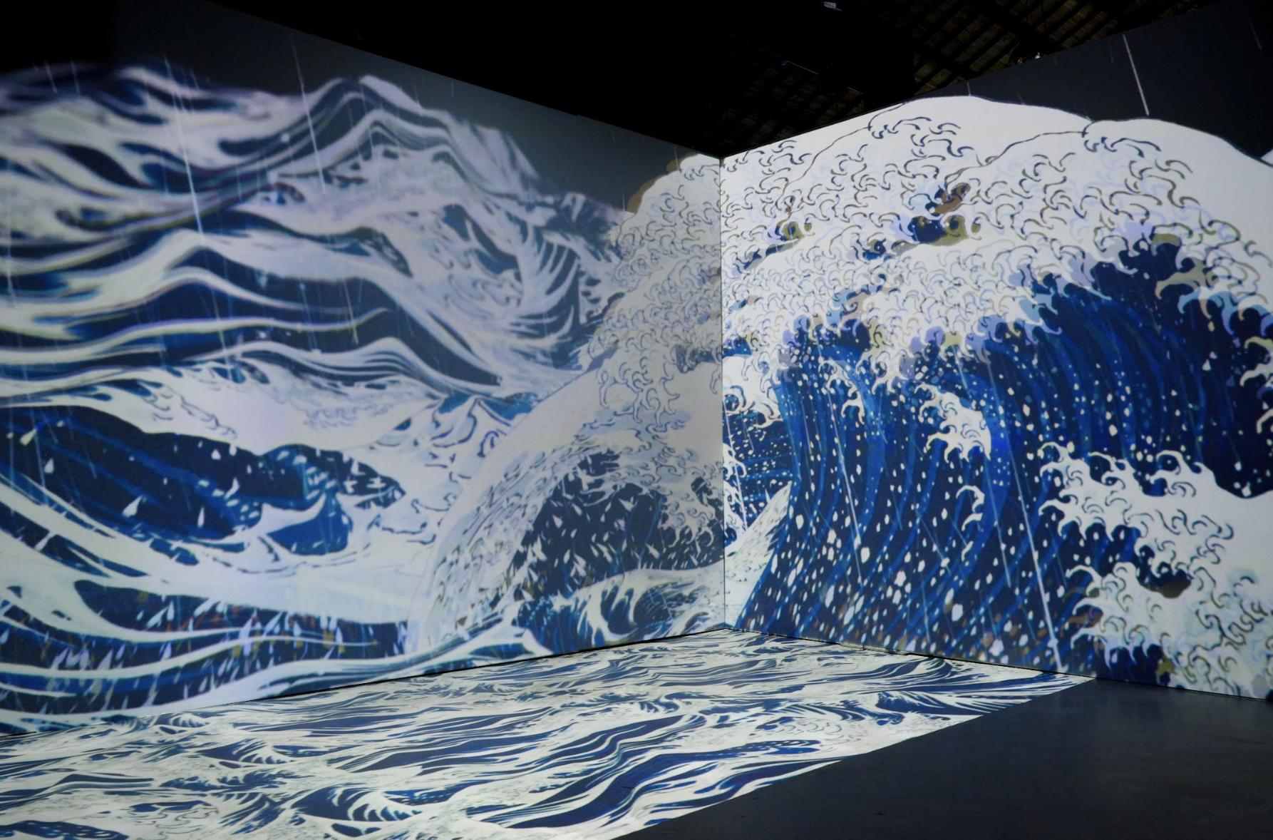 今夏美學盛事 沉浸式藝術《會動的浮世繪展》松山文創園區登場 3 ▲《會動的浮世繪展》呈現神奈川沖浪裏浪花翻騰。(圖/翡冷翠文創提供)