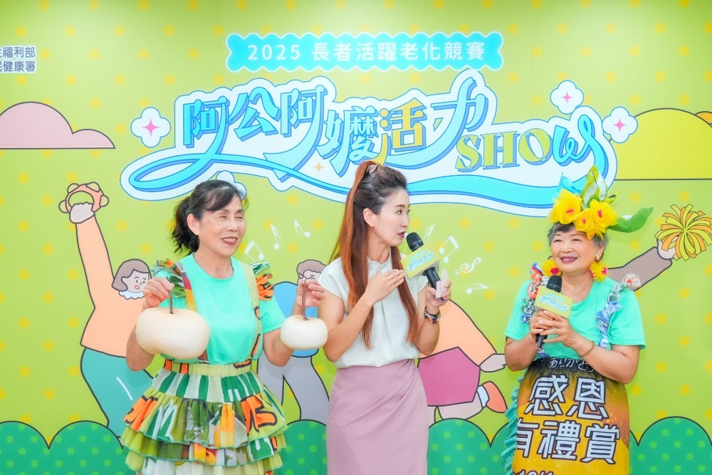 ▲宜蘭延平社區的長者分享利用環保回收材質製作衣服及道具。（圖/國民健康署提供）