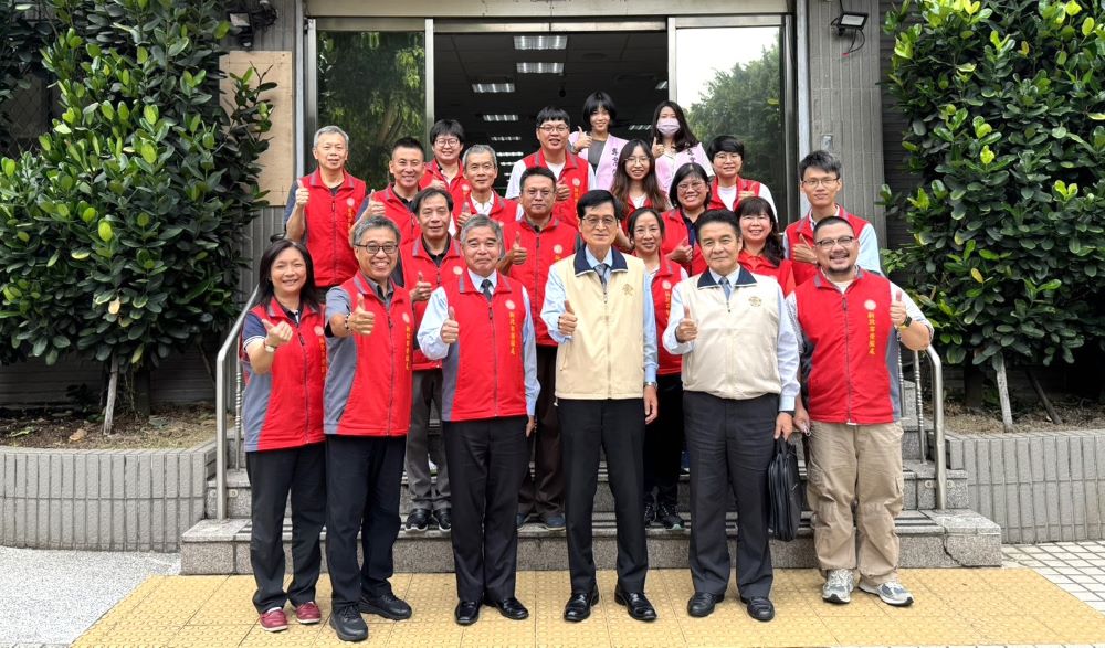 《圖說》嚴德發主委(前排右三)與新北市榮服處同仁於大門口合照，前排左二榮服處副處長李毓錫、左三處長林振生。〈新北榮服處提供〉