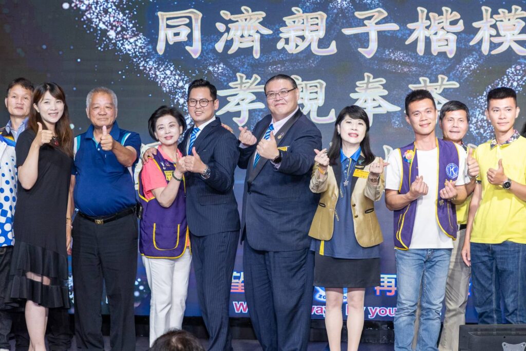 同濟會竹苗區再創新舉!「孝親楷模」首登場,跪膝奉茶親情引熱淚 1 11407071