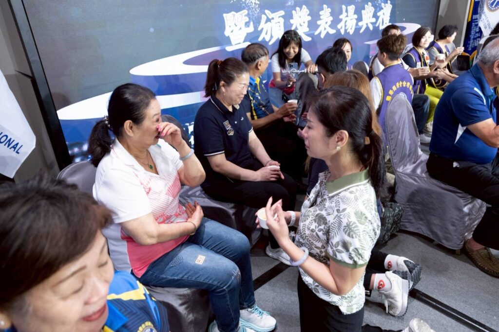 同濟會竹苗區再創新舉!「孝親楷模」首登場,跪膝奉茶親情引熱淚 3 114070712