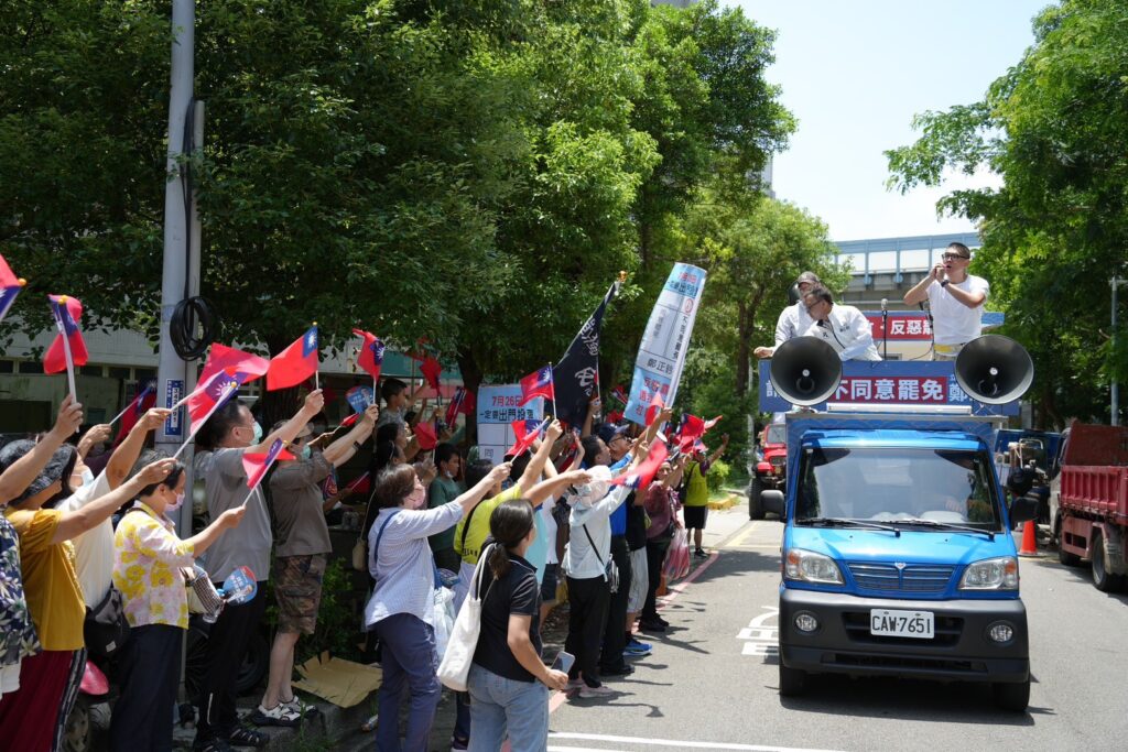 連勝文聲援鄭正鈐竹市車掃 四大眷村揮舞國旗熱情相挺 2 114071341