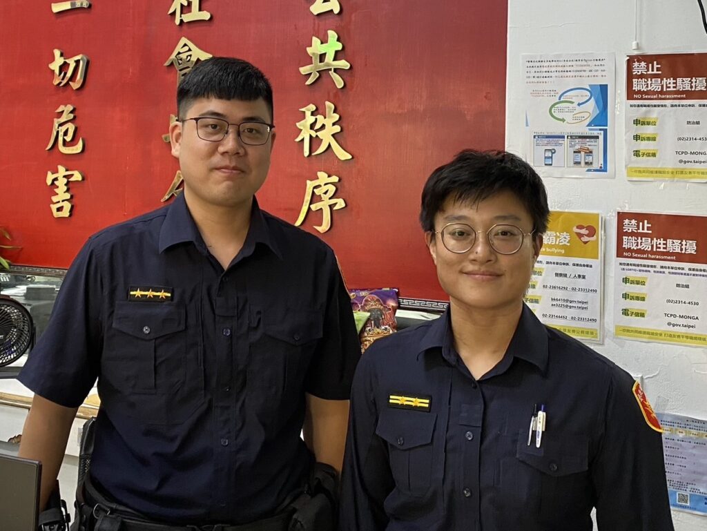 身障機車橋上熄火 萬華警力推助排除 2 1752207127038