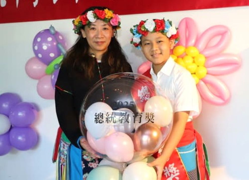 退除役官兵家庭優良典範 新北榮民子弟獲總統教育獎 2 《圖說》王玉芳‧芍布專員陪同其子出席總統教育獎表揚活動,展現家庭教育與文化傳承成果,堅定扮演孩子最強後盾。〈新北榮服處提供〉