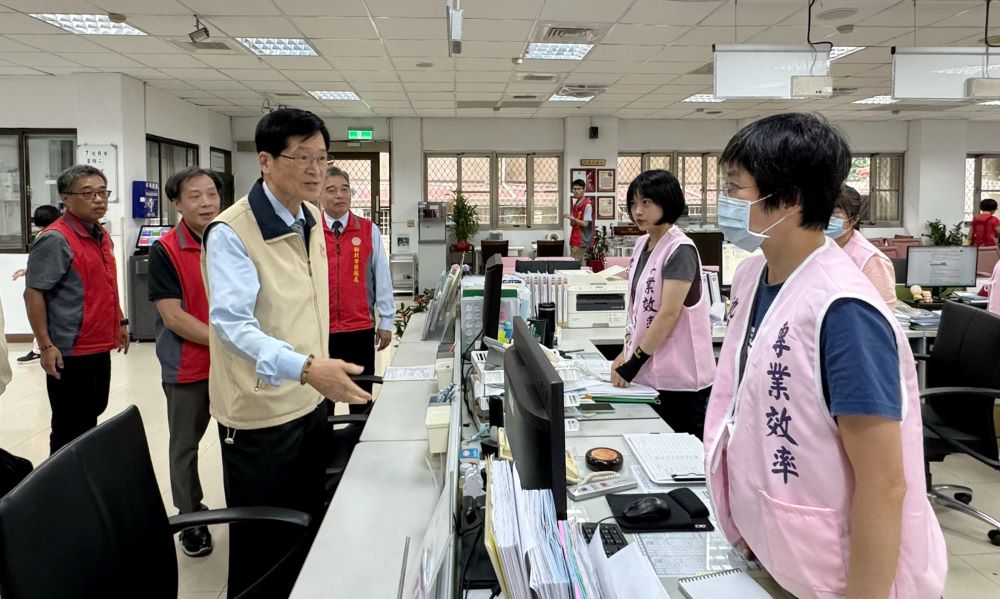 《圖說》嚴德發關切就業媒合狀況。〈新北榮服處提供〉