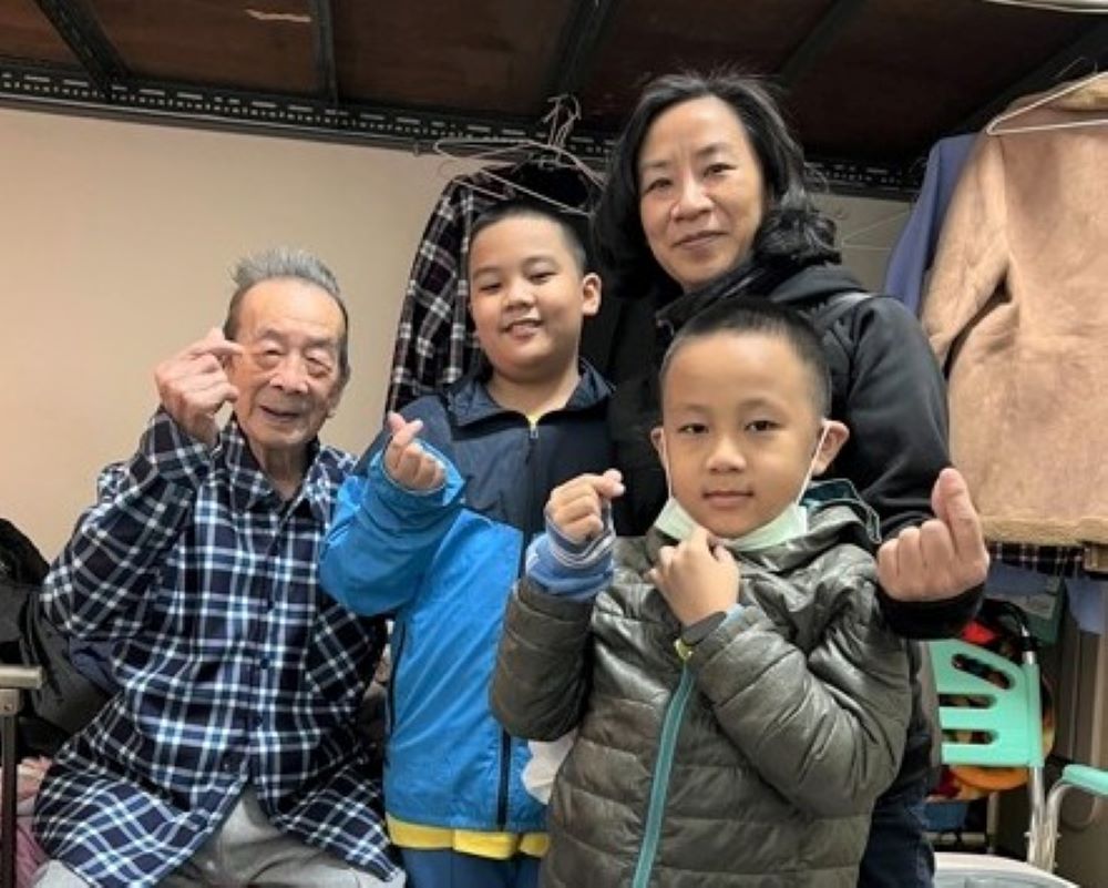 退除役官兵家庭優良典範 新北榮民子弟獲總統教育獎 3 《圖說》王玉芳‧芍布專員帶著兩名子女前往探視榮民長輩,培養孩子關懷弱勢、付出行動的服務精神。〈新北榮服處提供〉
