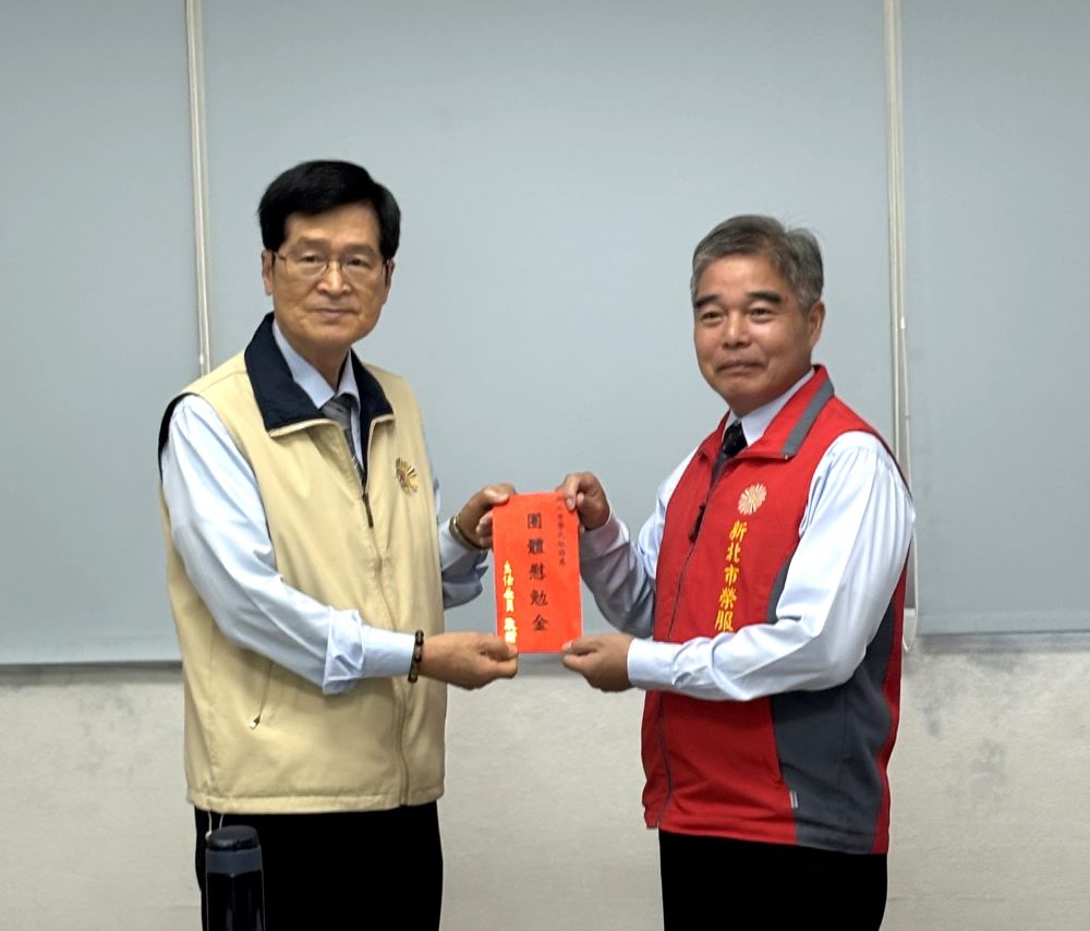《圖說》嚴德發(左)頒發團體慰勉金。〈新北榮服處提供〉