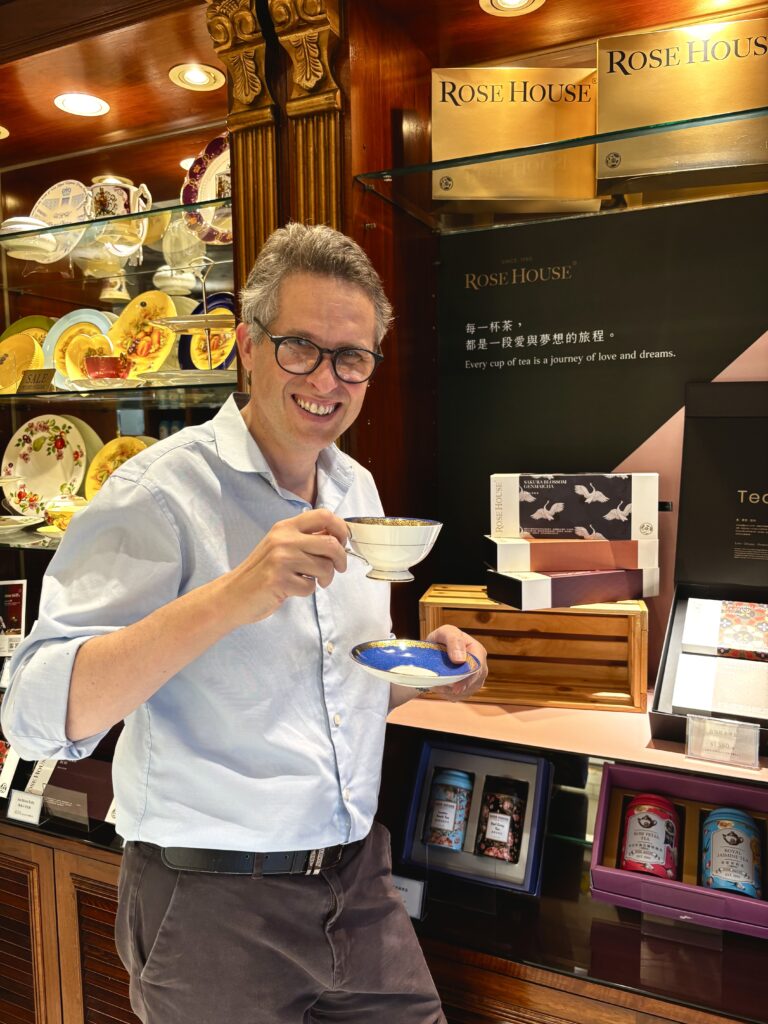 古典玫瑰園助攻文化外交 英國國會議員盛讚台灣茶「充滿層次與深情」 2 C8088656 7339 4AE0 A4FF BEACE5960F3B