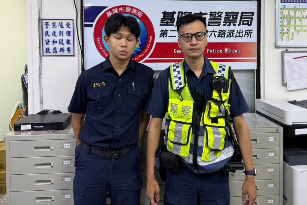 民眾機車不慎卡水溝 基警協實習生 大力 相助 1 MEITU 20250705 125401200