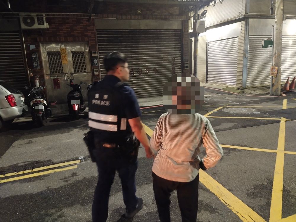 近8旬婦深夜迷途 警政系統奏功安然返家 1 《圖說》三重警請阿婆慢慢回想自己的住的地址。〈三重分局提供〉