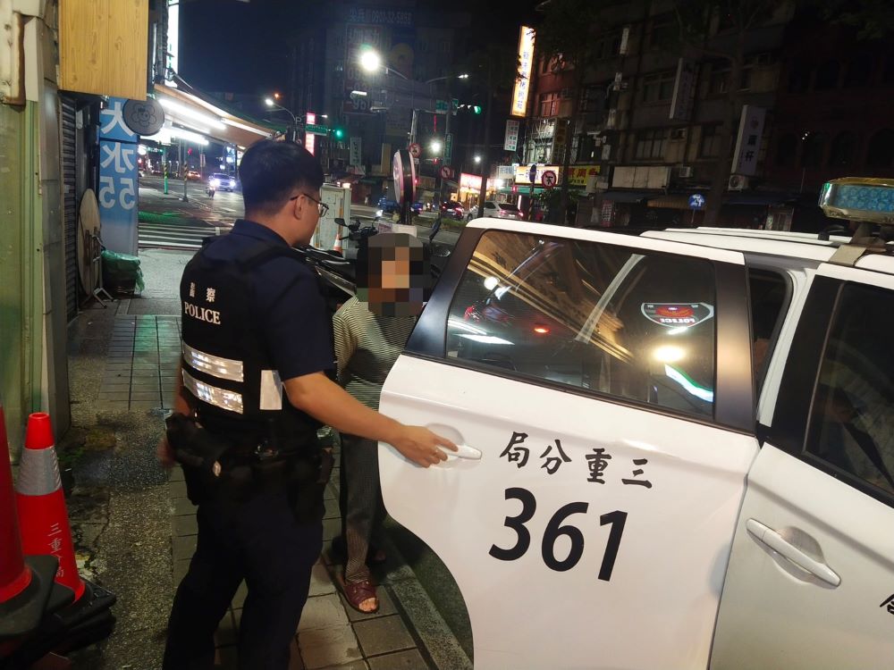 近8旬婦深夜迷途 警政系統奏功安然返家 2 《圖說》三重警利用警政系統查詢,查出阿婆住家位置,立即以警車護送返家。〈三重分局提供〉