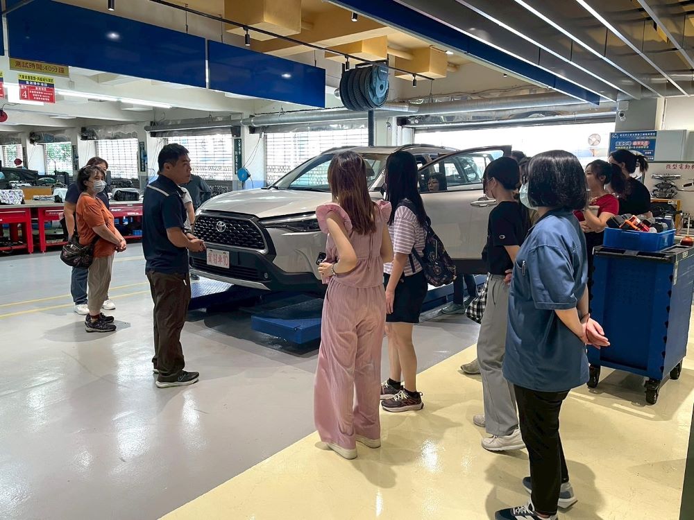 《圖說》新北市中正國中教師於新北高工汽車科參訪體驗。〈亞東科大提供〉