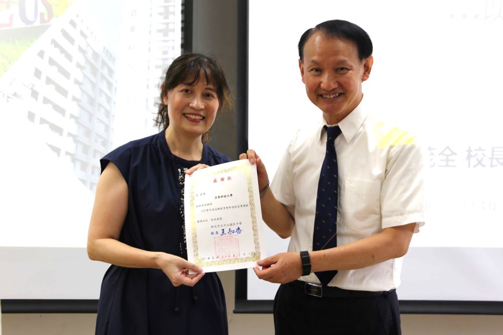 《圖說》新北市中正國中王如杏校長感謝亞東科大黃茂全校長大手攜小手共享資源。〈亞東科大提供〉