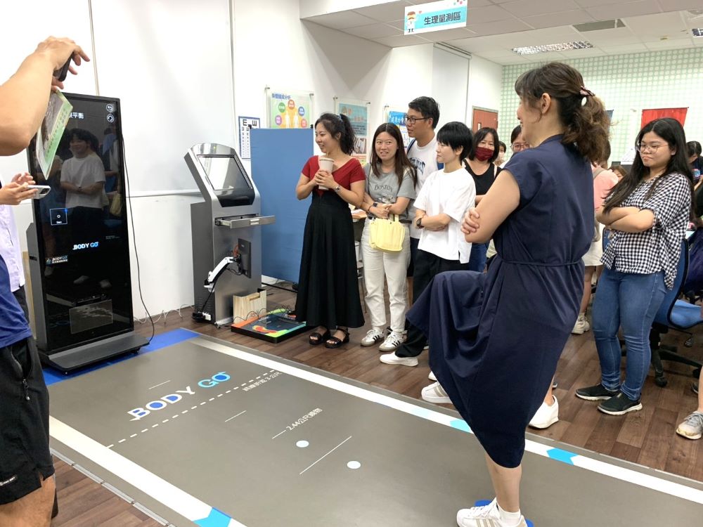 《圖說》新北市中正國中王如杏校長於亞東科大醫管系體驗科技體適能檢測系統。〈亞東科大提供〉