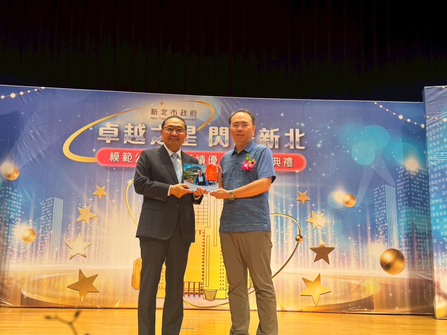 團隊學習標竿 新北表揚模範公務人員及績優人員 5 《圖說》板橋區公所養護工程課黃俊仁視導榮獲績優人員獎。〈板橋區公所提供〉